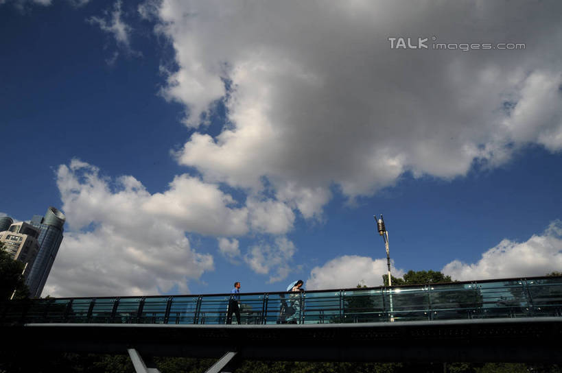 东方人,高楼大厦,栏杆,走,横图,室外,白天,仰视,度假,石头,美景,植物,城市风光,城市,大厦,建筑,摩天大楼,上海,中国,亚洲,行人,游客,游人,阴影,服装,光线,石子,影子,景观,云,云朵,天桥,围栏,桥,许多人,云彩,注视,休闲装,黄种人,娱乐,建设,护栏,路人,旅客,树,树木,衣服,蓝色,绿色,白云,蓝天,天空,阳光,自然,天,观察,看,一群人,享受,休闲,休闲服,景色,放松,服饰,徐家汇,生长,晴朗,成长,观看,人行桥,申,察看,关注,东亚,徐汇区,徐家汇公园,上海市,中华人民共和国,沪,华东地区,过客,男人,男性,年轻男性,年轻女性,女人,女性,亚洲人,石块,晴空,步行,散步,走路,半身,彩图,低角度拍摄,大楼,高层建筑,高楼,摩天楼,shzxz1