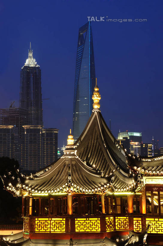无人,高楼大厦,竖图,室外,夜晚,正面,长时间曝光,度假,美景,城市风光,标志建筑,城市,大厦,地标,建筑,摩天大楼,夜景,照明,上海,中国,亚洲,阴影,朦胧,模糊,光线,影子,景观,灯光,娱乐,建设,黄浦江,金茂大厦,浦东,灯,蓝色,蓝天,天空,九曲桥,外滩,豫园,天,享受,休闲,景色,放松,环球金融中心,晴朗,照亮,申,照明设备,手电筒,曝光,电筒,手电,国际贸易金融中心,黄浦区,金融中心,陆家嘴,陆家嘴金融中心,浦东新区,上海环球金融中心,震旦国际大楼,东亚,上海市,万里无云,中华人民共和国,沪,华东地区,上海九曲桥,晴空,晴空万里,彩图,大楼,高层建筑,高楼,摩天楼,黄埔滩,上海外滩,外黄埔滩,shzxz1