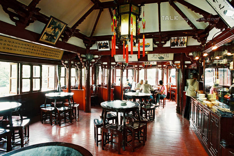 无人,横图,室内,白天,仰视,旅游,度假,名胜古迹,餐桌,桌子,标志建筑,地标,建筑,椅子,照明,雕塑,上海,中国,亚洲,吊挂,悬挂,阴影,遗迹,艺术,装饰,光线,标志,灯笼,雕刻,牌匾,文字,影子,纸灯笼,字符,木椅,灯光,挂,古迹,文化,文物,娱乐,标识,建设,茶楼,古建筑,工艺品,灯具,茶馆,豫园,享受,休闲,汉字,旅游胜地,放松,餐台,纪念,茶室,照亮,美术,申,照明设备,中文,主题,陈列,黄浦区,古文明,东亚,上海市,中华人民共和国,沪,华东地区,功能,美学,国文,华文,茶房,茶肆,彩图,低角度拍摄,shzxz1