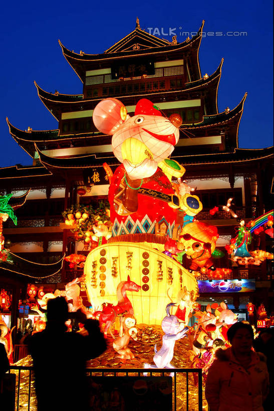 东方人,走,竖图,室外,夜晚,长时间曝光,仰视,旅游,度假,名胜古迹,标志建筑,地标,建筑,夜景,照明,雕塑,上海,中国,元宵节,亚洲,行人,游客,游人,阴影,服装,节日,朦胧,模糊,庆祝,遗迹,艺术,装饰,光线,彩灯,灯笼,雕刻,雕像,影子,纸灯笼,灯光,许多人,注视,休闲装,黄种人,古迹,文化,文物,娱乐,建设,古建筑,路人,旅客,灯,衣服,蓝色,蓝天,天空,工艺品,灯具,豫园,天,观察,看,一群人,庆典,享受,休闲,休闲服,旅游胜地,放松,服饰,花灯,灯会,晴朗,观看,纪念,照亮,美术,申,察看,照明设备,关注,主题,曝光,陈列,黄浦区,古文明,东亚,上海市,万里无云,中华人民共和国,沪,华东地区,功能,美学,过客,男人,男性,年轻男性,年轻女性,女人,女性,亚洲人,晴空,晴空万里,步行,散步,走路,半身,彩图,低角度拍摄,春灯节,上元节,小正月,shzxz1
