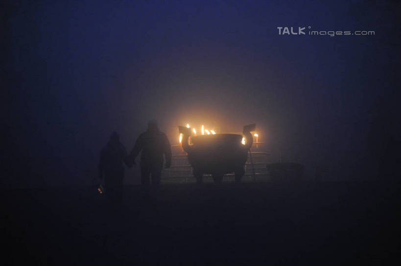 东方人,两个人,走,握手,横图,室外,夜晚,正面,爱情,旅游,度假,美景,植物,蜡烛,峨眉山,中国,亚洲,阴影,服装,节日,朦胧,模糊,光线,影子,景观,烟雾,灯光,浪漫,燃烧,休闲装,黄种人,文化,娱乐,佛香,树,树木,衣服,蓝色,绿色,蓝天,天空,自然,香火,香烛,天,祈祷,享受,休闲,健康,温暖,温馨,休闲服,景色,恩爱,放松,许愿,恋人,宗教,服饰,信仰,四川省,生长,烧香,晴朗,成长,纪念,鼎,祈求,和睦,自然风光,用具,器具,铜器,东亚,四川,万里无云,中华人民共和国,西南地区,川,青铜器,平安,男人,男性,年轻男性,年轻女性,女人,女性,亚洲人,情侣,晴空,晴空万里,步行,搀手,拉手,散步,手搀手,手拉手,手牵手,手握手,走路,彩图,全身,青铜炊器,青铜鼎,峨眉,峨眉山市,伴侣,融洽,shzxz1