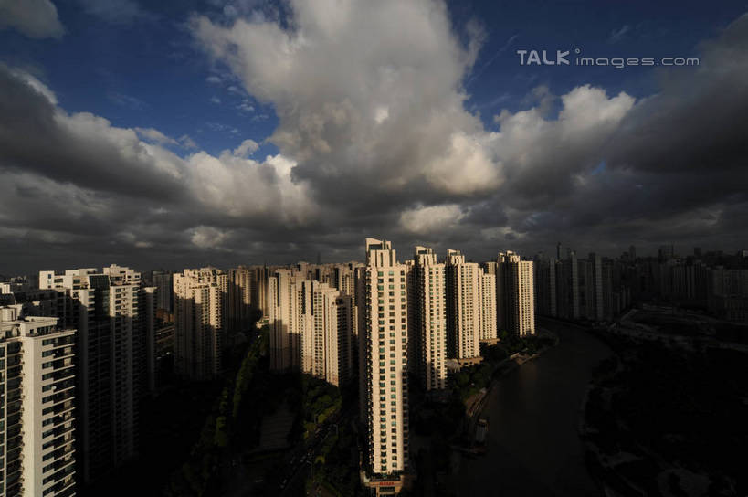 无人,高楼大厦,横图,全景,俯视,航拍,室外,白天,度假,河流,美景,水,天际线,植物,城市风光,城市,大厦,建筑,摩天大楼,上海,中国,亚洲,阴影,光线,影子,河水,景观,水流,云,云朵,云彩,娱乐,建设,树,树木,蓝色,绿色,白云,蓝天,天空,阳光,自然,天,享受,休闲,景色,放松,生长,晴朗,成长,申,鸟瞰,东亚,普陀区,中远两湾城,上海市,中华人民共和国,沪,华东地区,晴空,彩图,高角度拍摄,大楼,高层建筑,高楼,摩天楼,shzxz1