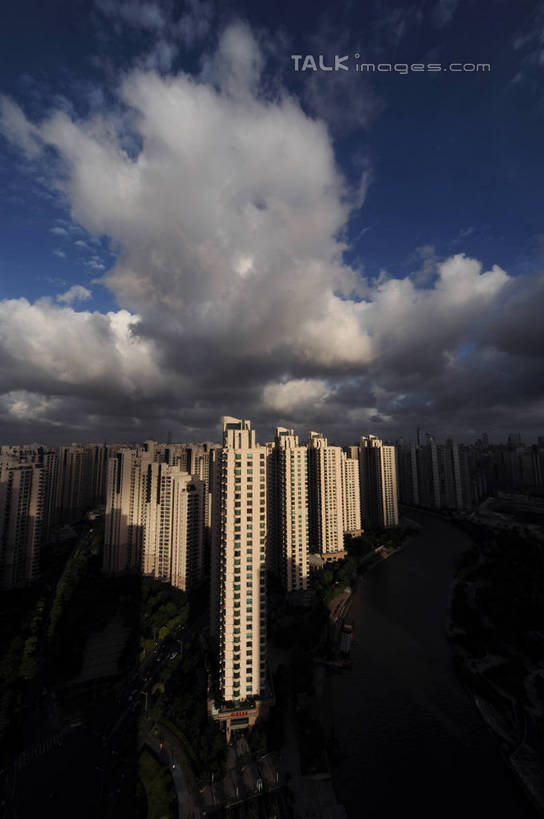 无人,高楼大厦,竖图,全景,俯视,航拍,室外,白天,度假,河流,美景,水,天际线,植物,城市风光,城市,大厦,建筑,摩天大楼,上海,中国,亚洲,阴影,光线,影子,河水,景观,水流,云,云朵,云彩,娱乐,建设,树,树木,蓝色,绿色,白云,蓝天,天空,阳光,自然,天,享受,休闲,景色,放松,生长,晴朗,成长,申,鸟瞰,东亚,普陀区,中远两湾城,上海市,中华人民共和国,沪,华东地区,晴空,彩图,高角度拍摄,大楼,高层建筑,高楼,摩天楼,shzxz1