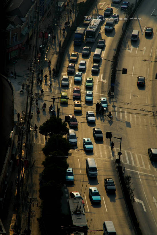 无人,高楼大厦,竖图,俯视,航拍,室外,白天,度假,美景,日落,植物,城市风光,城市,大厦,道路,建筑,路,路灯,摩天大楼,公路,汽车,照明,上海,中国,亚洲,阴影,光线,影子,景观,晚霞,霞光,落日,灯光,交通,拥堵,拥挤,娱乐,建设,虹口区,车,灯,树,树木,绿色,阳光,自然,黄昏,交通工具,轿车,享受,休闲,景色,彩霞,放松,生长,成长,照亮,堵车,塞车,申,照明设备,鸟瞰,载具,杨浦区,东亚,上海市,周家嘴路,中华人民共和国,沪,华东地区,夕照,薄暮,夕阳,马路,彩图,高角度拍摄,傍晚,大楼,高层建筑,高楼,摩天楼,斜阳,shzxz1