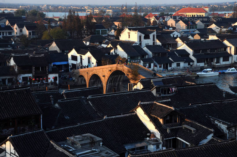 无人,家,横图,室外,白天,正面,旅游,度假,河流,名胜古迹,水,植物,标志建筑,地标,建筑,桥梁,上海,中国,亚洲,阴影,遗迹,光线,影子,房屋,屋子,河水,水流,桥,古迹,文物,娱乐,建设,古建筑,石桥,楼房,拱桥,住宅,树,树木,绿色,阳光,自然,享受,休闲,旅游胜地,放松,朱家角,拱形,生长,成长,人行桥,石拱桥,申,青浦区,古文明,东亚,淀山湖,上海市,朱家角镇,中华人民共和国,沪,华东地区,朱家角古镇,淀山湖风景区,彩图,房子,shzxz1