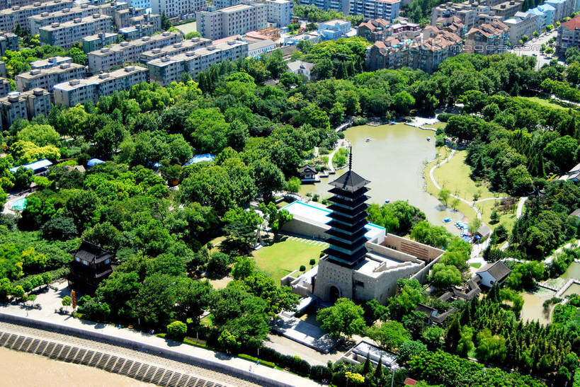 无人,博物馆,家,高楼大厦,横图,全景,俯视,航拍,室外,白天,度假,草地,草坪,河流,美景,水,天际线,植物,城市风光,标志建筑,城市,大厦,地标,建筑,摩天大楼,上海,中国,亚洲,研究,房屋,屋子,河水,景观,水流,公寓,纪念馆,塔,教育,娱乐,建设,洋房,宝塔,楼房,佛塔,住宅,草,树,树木,绿色,自然,享受,休闲,景色,放松,生长,成长,展览,申,鸟瞰,欣赏,陈列,宝山区,东亚,上海市,淞沪抗战纪念馆,中华人民共和国,沪,华东地区,浮图,浮屠,典藏,彩图,高角度拍摄,房子,大楼,高层建筑,高楼,摩天楼,塔婆,浮图塔,浮头,佛图,友谊路,shzxz1