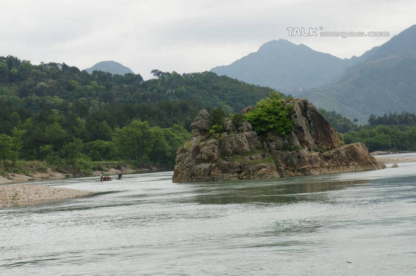 无人,横图,室外,白天,正面,旅游,度假,河流,石头,美景,森林,山,山脉,树林,水,植物,中国,亚洲,波纹,石子,河水,景观,山峰,水流,涟漪,山峦,娱乐,浙江,树,树木,浙江省,绿色,倒影,水纹,天空,自然,波浪,群山,天,享受,休闲,景色,放松,生长,成长,倒映,自然风光,东亚,永嘉,中华人民共和国,华东地区,水晕,浙,茗岙,温州,温州市,反照,石块,岩石,彩图,茗岙乡,永嘉县,shzyn1