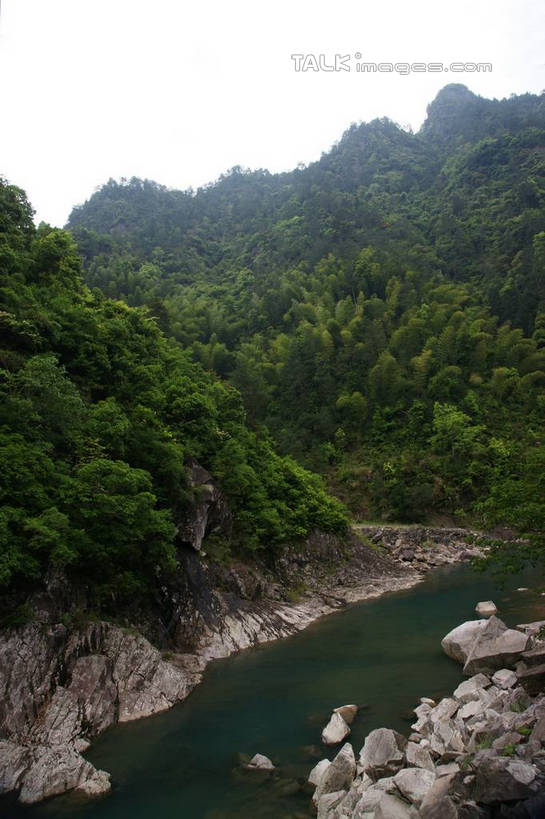 无人,竖图,俯视,航拍,室外,白天,旅游,度假,河流,石头,美景,森林,山,山脉,树林,水,植物,楠溪江,中国,亚洲,石子,河水,景观,山峰,水流,山峦,娱乐,浙江,树,树木,浙江省,绿色,天空,自然,群山,天,享受,休闲,景色,放松,生长,成长,鸟瞰,自然风光,东亚,永嘉,中华人民共和国,华东地区,浙,温州,温州市,石块,岩石,彩图,高角度拍摄,永嘉县,shzyn1