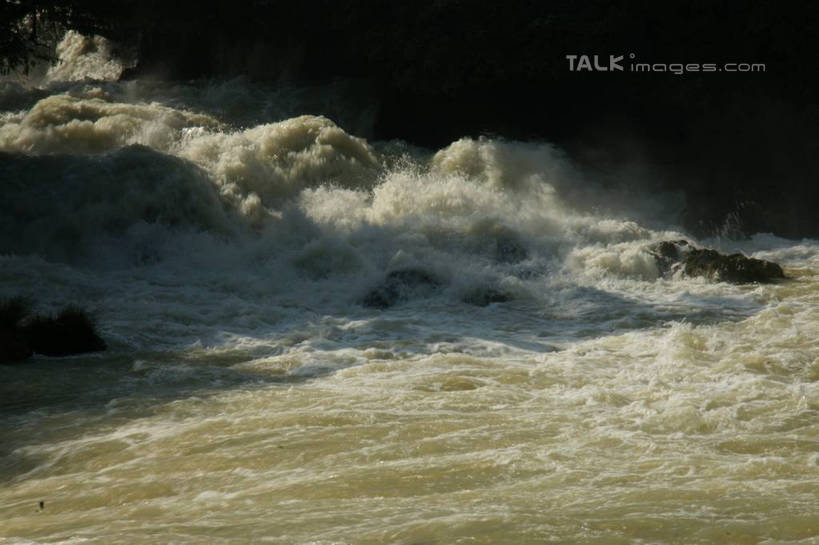 无人,横图,俯视,室外,白天,旅游,度假,河流,美景,瀑布,水,中国,亚洲,阴影,飞溅,溅,光线,液体,影子,河水,景观,水滴,水流,娱乐,水珠,阳光,自然,享受,休闲,景色,放松,广西,喷洒,自然风光,东亚,德天瀑布,广西壮族自治区,德天跨国大瀑布,中华人民共和国,桂,华南地区,崇左,崇左市,大新,大新县,硕龙镇,跌水,彩图,高角度拍摄,shzyn1