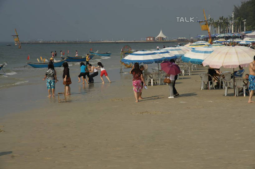 东方人,站,横图,室外,白天,正面,旅游,度假,海浪,海洋,美景,沙滩,植物,船,中国,亚洲,行人,游客,游人,阴影,服装,光线,伞,沙子,影子,雨伞,遮阳伞,海岸,景观,浪花,水平线,辽阔,木船,海平线,沙地,许多人,休闲装,黄种人,娱乐,阳伞,路人,旅客,树,树木,衣服,蓝色,绿色,蓝天,天空,阳光,自然,海水,交通工具,天,站着,一群人,享受,休闲,广阔,休闲服,景色,放松,服饰,生长,晴朗,成长,广西,一望无际,太阳伞,舟,自然风光,载具,海景,东亚,北海,万里无云,广西壮族自治区,中华人民共和国,桂,华南地区,北海市,北海银滩,无边无际,一马平川,过客,男人,男性,年轻男性,年轻女性,女人,女性,亚洲人,大海,风浪,海,海水的波动,海滩,近岸浪,涌浪,晴空,晴空万里,站立,彩图,全身,水天相接,水天一线,shzyn1