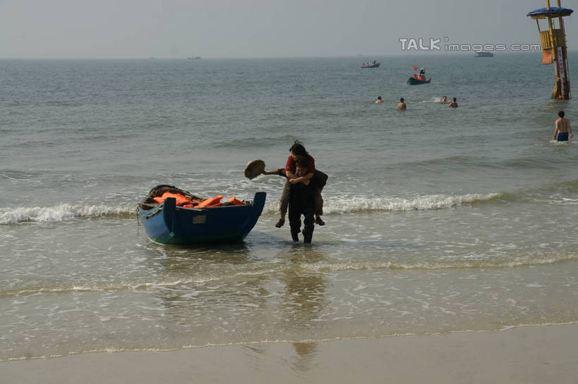 东方人,背,站,走,横图,室外,白天,正面,旅游,度假,海浪,海洋,美景,沙滩,船,中国,亚洲,行人,游客,游人,阴影,服装,光线,沙子,影子,海岸,景观,浪花,水平线,辽阔,木船,海平线,沙地,许多人,休闲装,黄种人,娱乐,路人,旅客,衣服,蓝色,蓝天,天空,阳光,自然,海水,交通工具,天,背着,站着,一群人,享受,休闲,广阔,休闲服,景色,放松,服饰,晴朗,广西,一望无际,舟,自然风光,载具,海景,东亚,北海,万里无云,广西壮族自治区,中华人民共和国,桂,华南地区,北海市,北海银滩,背负,无边无际,一马平川,过客,男人,男性,年轻男性,年轻女性,女人,女性,亚洲人,大海,风浪,海,海水的波动,海滩,近岸浪,涌浪,晴空,晴空万里,步行,散步,站立,走路,彩图,全身,水天相接,水天一线,shzyn1