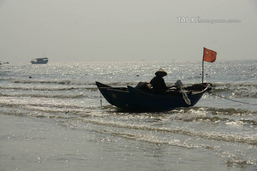 东方人,一个人,坐,横图,室外,白天,侧面,旅游,度假,海浪,海洋,美景,沙滩,船,旗帜,国旗,中国,亚洲,仅一个男性,仅一个人,仅一个中年男性,服装,沙子,海岸,景观,浪花,水平线,辽阔,木船,海平线,沙地,休闲装,黄种人,娱乐,五星红旗,衣服,天空,自然,海水,交通工具,天,享受,休闲,广阔,休闲服,景色,放松,服饰,广西,一望无际,舟,自然风光,载具,海景,中国国旗,东亚,北海,广西壮族自治区,中华人民共和国,桂,华南地区,北海市,北海银滩,无边无际,一马平川,男人,男性,中年男性,亚洲人,旗,大海,风浪,海,海水的波动,海滩,近岸浪,涌浪,坐着,彩图,全身,红地五星旗,中华人民共和国国旗,水天相接,水天一线,shzyn1