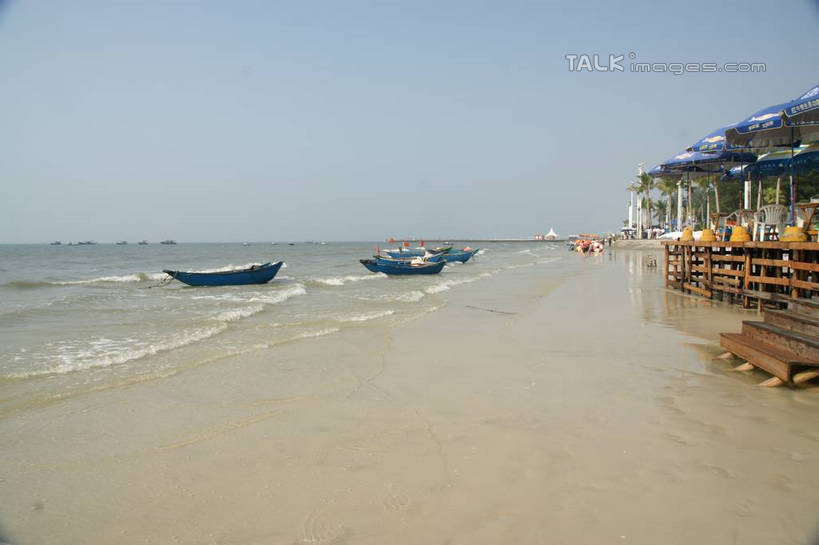 无人,栏杆,横图,室外,白天,正面,旅游,度假,海浪,海洋,美景,沙滩,楼梯,船,中国,亚洲,阴影,光线,扶手,沙子,影子,阶梯,海岸,景观,浪花,水平线,辽阔,木船,海平线,沙地,娱乐,护栏,台阶,蓝色,蓝天,天空,阳光,自然,海水,交通工具,天,享受,休闲,广阔,景色,放松,晴朗,广西,一望无际,舟,自然风光,载具,海景,东亚,北海,万里无云,广西壮族自治区,中华人民共和国,桂,华南地区,北海市,北海银滩,无边无际,一马平川,大海,风浪,海,海水的波动,海滩,近岸浪,涌浪,晴空,晴空万里,彩图,水天相接,水天一线,shzyn1