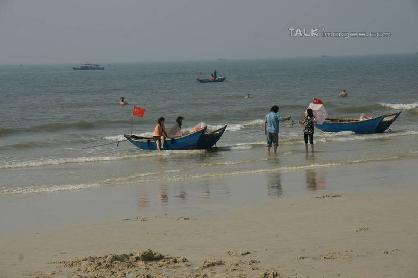 东方人,站,横图,室外,白天,正面,旅游,度假,海浪,海洋,美景,沙滩,船,中国,亚洲,行人,游客,游人,阴影,服装,光线,沙子,影子,海岸,景观,浪花,水平线,辽阔,木船,海平线,沙地,许多人,休闲装,黄种人,娱乐,路人,旅客,衣服,蓝色,蓝天,天空,阳光,自然,海水,交通工具,天,站着,一群人,享受,休闲,广阔,休闲服,景色,放松,服饰,晴朗,广西,一望无际,舟,自然风光,载具,海景,东亚,北海,万里无云,广西壮族自治区,中华人民共和国,桂,华南地区,北海市,北海银滩,无边无际,一马平川,过客,男人,男性,年轻男性,年轻女性,女人,女性,亚洲人,大海,风浪,海,海水的波动,海滩,近岸浪,涌浪,晴空,晴空万里,站立,彩图,全身,水天相接,水天一线,shzyn1
