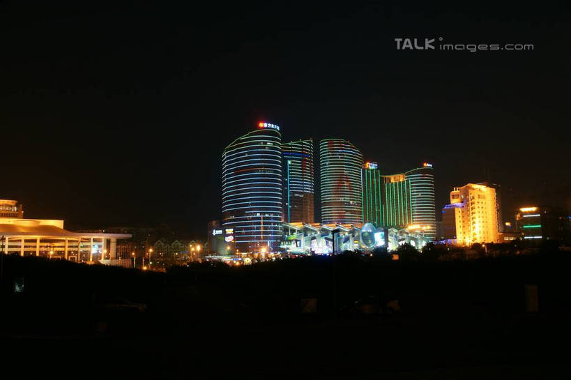 无人,高楼大厦,横图,彩色,室外,夜晚,正面,度假,美景,城市风光,标志建筑,城市,大厦,地标,建筑,摩天大楼,霓虹灯,夜景,中国,亚洲,阴影,光线,影子,景观,灯光,七彩,娱乐,光源,建设,霓虹,灯,享受,休闲,景色,放松,广西,照明设备,东亚,广西壮族自治区,中华人民共和国,桂,华南地区,百色,百色市,氖灯,彩图,大楼,高层建筑,高楼,摩天楼,湖润镇,靖西县,通灵大峡谷,新灵村,shzyn1