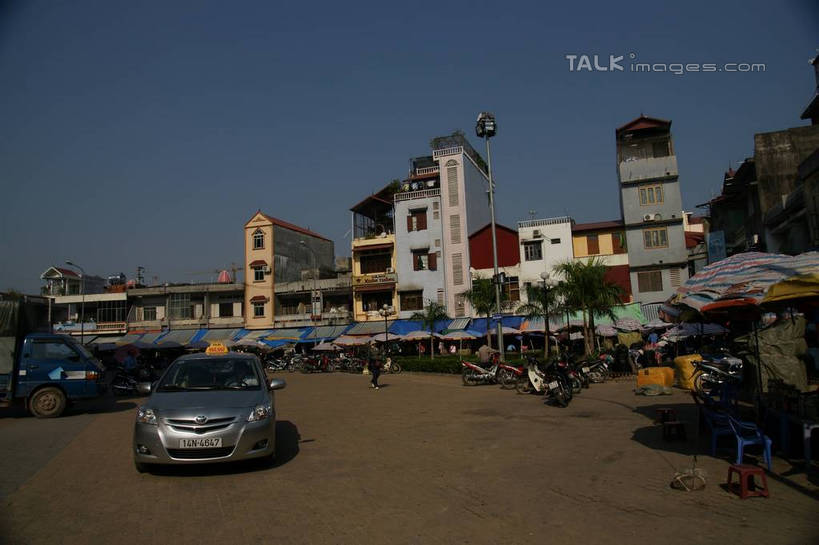 无人,家,横图,室外,白天,仰视,度假,美景,植物,城市风光,城市,道路,路,路灯,公路,汽车,照明,越南,亚洲,阴影,光线,伞,影子,雨伞,遮阳伞,房屋,屋子,景观,灯光,交通,娱乐,阳伞,楼房,住宅,车,灯,树,树木,蓝色,绿色,蓝天,天空,阳光,自然,交通工具,轿车,天,享受,休闲,景色,放松,东南亚,生长,晴朗,成长,照亮,太阳伞,照明设备,载具,芒街,万里无云,越南社会主义共和国,广宁省,晴空,晴空万里,马路,彩图,低角度拍摄,房子,芒街市,shzyn1