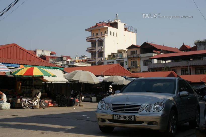 无人,家,横图,室外,白天,仰视,度假,美景,植物,城市风光,城市,道路,路,路灯,公路,汽车,照明,越南,亚洲,阴影,光线,伞,影子,雨伞,遮阳伞,房屋,屋子,景观,灯光,交通,娱乐,阳伞,楼房,住宅,车,灯,树,树木,蓝色,绿色,蓝天,天空,阳光,自然,交通工具,轿车,天,享受,休闲,景色,放松,东南亚,生长,晴朗,成长,照亮,太阳伞,照明设备,载具,芒街,万里无云,越南社会主义共和国,广宁省,晴空,晴空万里,马路,彩图,低角度拍摄,房子,芒街市,shzyn1