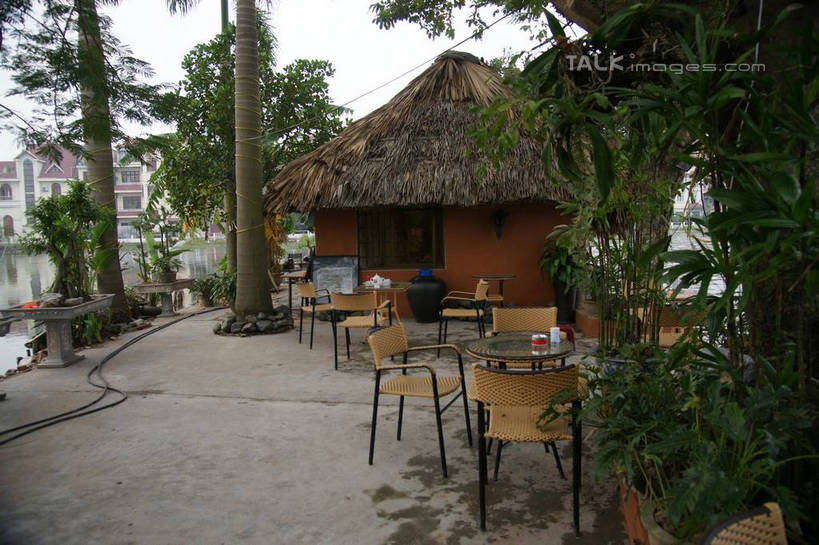 无人,家,横图,室外,白天,正面,度假,美景,植物,餐桌,桌子,城市风光,城市,道路,路,椅子,越南,亚洲,房屋,木椅,屋子,草屋,景观,小路,交通,首都,娱乐,住宅,树,树木,绿色,天空,自然,茅草屋,天,享受,休闲,景色,放松,东南亚,生长,成长,餐台,河内,越南社会主义共和国,百花春城,彩图,房子,茅舍,茅屋,小屋,shzyn1