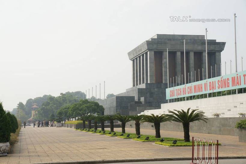 东方人,走,横图,室外,白天,正面,旅游,度假,草地,草坪,植物,标志建筑,地标,建筑,越南,亚洲,行人,游客,游人,服装,首都,许多人,休闲装,黄种人,娱乐,建设,路人,旅客,草,树,树木,衣服,绿色,天空,自然,天,一群人,享受,休闲,休闲服,旅游胜地,放松,服饰,东南亚,生长,成长,河内,胡志明陵,巴亭广场,越南社会主义共和国,百花春城,过客,男人,男性,年轻男性,年轻女性,女人,女性,亚洲人,步行,散步,走路,彩图,全身,shzyn1