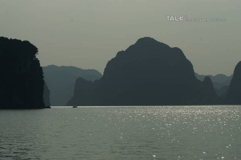 无人,横图,室外,白天,正面,旅游,度假,海浪,海洋,美景,山,山脉,越南,亚洲,阴影,波纹,光线,影子,景观,浪花,山峰,涟漪,山峦,娱乐,倒影,水纹,天空,阳光,自然,海水,波浪,群山,天,享受,休闲,景色,放松,东南亚,倒映,自然风光,海景,下龙湾,越南社会主义共和国,水晕,自然遗产,广宁省,反照,大海,风浪,海,海水的波动,近岸浪,涌浪,彩图,shzyn1