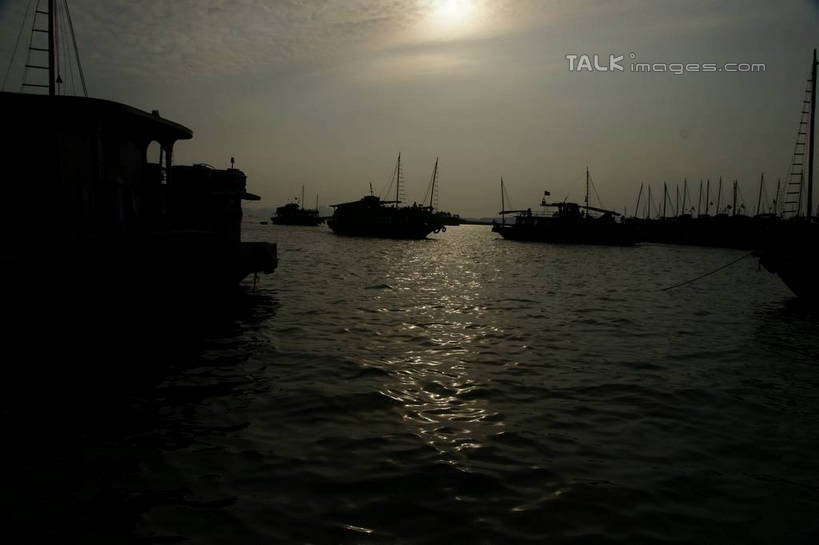 无人,横图,室外,白天,正面,旅游,度假,海浪,海洋,美景,日落,船,越南,亚洲,阴影,波纹,光线,影子,景观,浪花,晚霞,霞光,落日,木船,涟漪,娱乐,倒影,水纹,阳光,自然,海水,黄昏,交通工具,波浪,享受,休闲,景色,彩霞,放松,东南亚,倒映,舟,自然风光,载具,海景,下龙湾,越南社会主义共和国,水晕,自然遗产,广宁省,夕照,反照,薄暮,大海,风浪,海,海水的波动,近岸浪,涌浪,夕阳,彩图,傍晚,斜阳,shzyn1