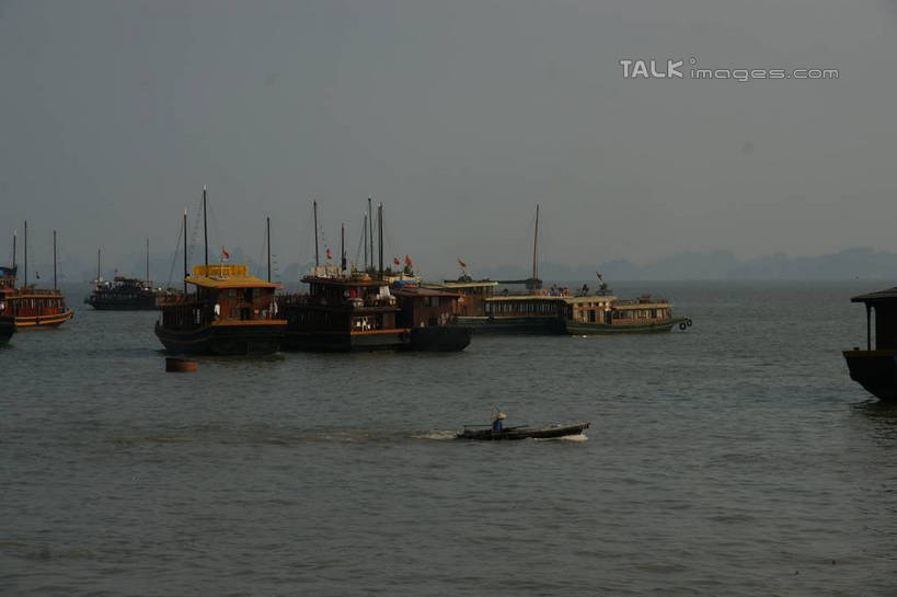 无人,横图,室外,白天,正面,旅游,度假,海浪,海洋,美景,山,山脉,船,越南,亚洲,波纹,景观,浪花,山峰,木船,涟漪,山峦,娱乐,倒影,水纹,天空,自然,海水,交通工具,波浪,群山,天,享受,休闲,景色,放松,东南亚,倒映,舟,自然风光,载具,海景,下龙湾,越南社会主义共和国,水晕,自然遗产,广宁省,反照,大海,风浪,海,海水的波动,近岸浪,涌浪,彩图,shzyn1