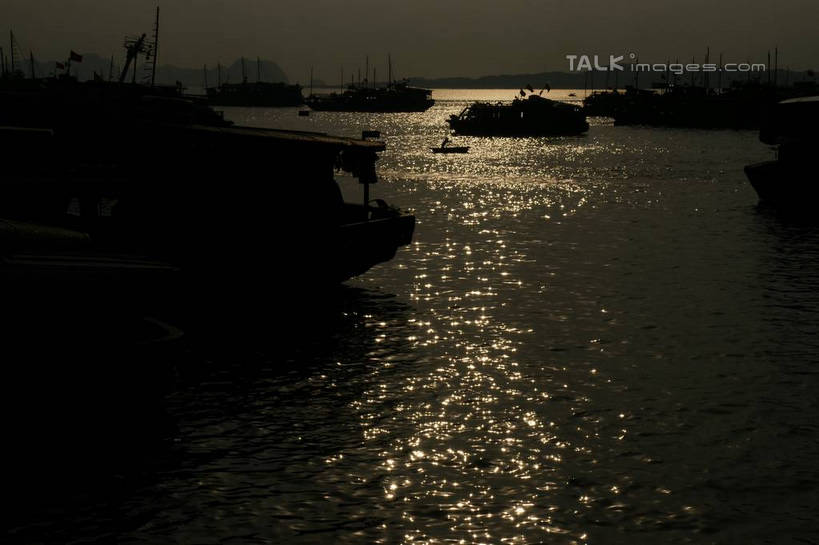 无人,横图,室外,白天,正面,旅游,度假,海浪,海洋,美景,日落,船,越南,亚洲,阴影,波纹,光线,影子,景观,浪花,晚霞,霞光,落日,木船,涟漪,娱乐,倒影,水纹,阳光,自然,海水,黄昏,交通工具,波浪,享受,休闲,景色,彩霞,放松,东南亚,倒映,舟,自然风光,载具,海景,下龙湾,越南社会主义共和国,水晕,自然遗产,广宁省,夕照,反照,薄暮,大海,风浪,海,海水的波动,近岸浪,涌浪,夕阳,彩图,傍晚,斜阳,shzyn1