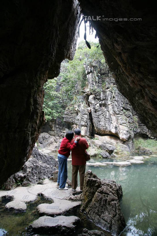 东方人,两个人,走,竖图,室外,白天,正面,旅游,度假,河流,石头,美景,森林,山,山脉,树林,水,植物,黄果树瀑布,中国,亚洲,行人,游客,游人,服装,石子,河水,景观,山峰,水流,山峦,休闲装,黄种人,娱乐,路人,旅客,树,树木,衣服,绿色,自然,群山,享受,休闲,休闲服,景色,放松,服饰,生长,成长,自然风光,东亚,贵州,贵州省,安顺,中华人民共和国,安顺市,黔,西南地区,天星桥,黄果树大瀑布,过客,男人,男性,年轻男性,年轻女性,女人,女性,亚洲人,石块,岩石,步行,散步,走路,彩图,全身,天星桥景区,镇宁布依族苗族自治县,镇宁县,shzyn1