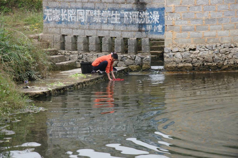 东方人,一个人,蹲,横图,室外,白天,侧面,旅游,度假,草地,草坪,河流,石头,美景,水,植物,中国,亚洲,仅一个女性,仅一个人,弯腰,波纹,服装,石子,河水,景观,水流,涟漪,休闲装,黄种人,娱乐,草,衣服,红色,绿色,倒影,水纹,自然,波浪,仅一个中年女性,享受,休闲,休闲服,景色,放松,服饰,倒映,自然风光,东亚,贵州,贵州省,贵阳,中华人民共和国,省会,水晕,黔,西南地区,贵阳市,弯身,荡涤,洗濯,反照,女人,女性,中年女性,亚洲人,石块,岩石,蹲着,清洗,彩图,全身,shzyn1