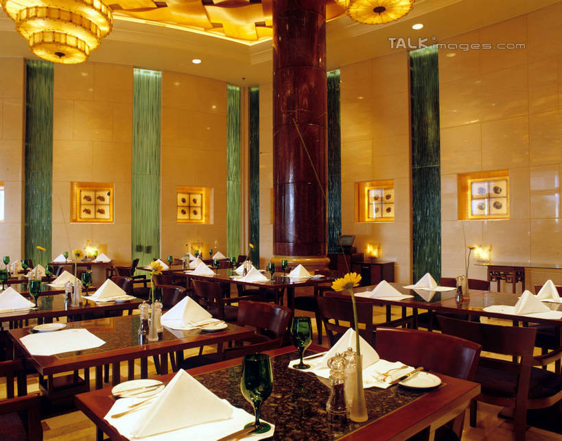 无人,餐厅,横图,室内,白天,正面,时尚,餐桌,桌子,椅子,照明,阴影,光线,木制,布料,影子,木椅,墙,灯光,水晶,布纹,吊灯,水晶灯,墙壁,墙面,灯,桌布,餐巾,木制品,灯具,台布,餐台,华丽,照亮,照明设备,高贵,水晶吊灯,水晶制品,富丽,华美,餐桌布,彩图,餐馆,饭店,饭馆,水晶石,szzm1