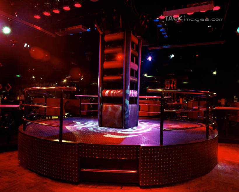 无人,栏杆,横图,室内,夜晚,正面,聚会,奢侈,夜生活,楼梯,照明,阴影,光线,影子,阶梯,围栏,灯光,娱乐,护栏,台阶,灯,灯具,休闲,放松,夜店,聚光灯,照亮,照明设备,夜总会,彩图,szzm1