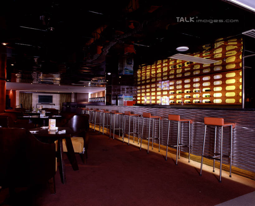 无人,横图,室内,夜晚,正面,聚会,奢侈,夜生活,餐桌,桌子,椅子,阴影,光线,木制,影子,木椅,走道,走廊,过道,灯光,娱乐,木制品,休闲,放松,餐台,夜店,夜总会,彩图,szzm1