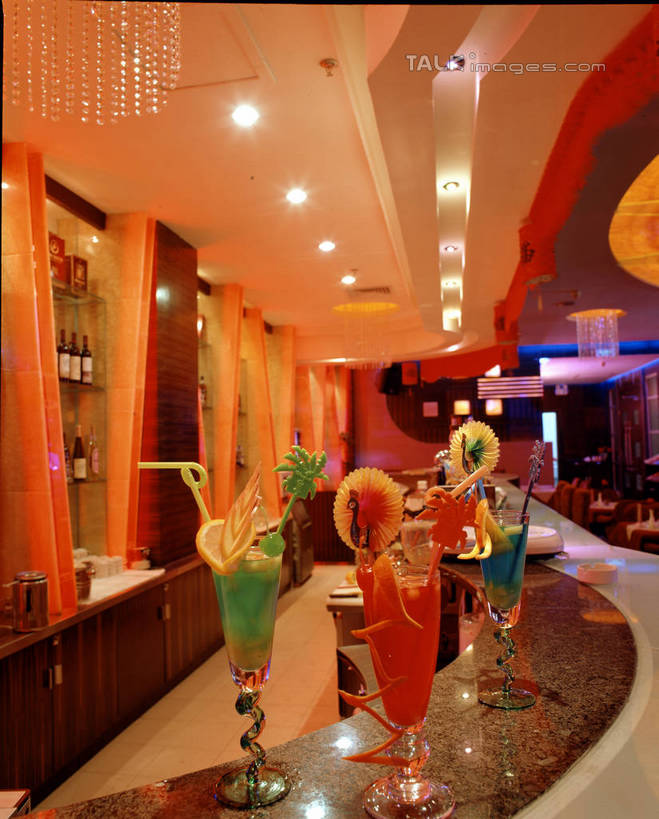 果汁,无人,酒吧,竖图,室内,夜晚,正面,聚会,奢侈,夜生活,餐桌,桌子,杯子,水果,照明,阴影,新鲜,光线,高脚杯,影子,灯光,生食,食品,果实,饮品,娱乐,顶灯,玻璃制品,灯,食物,饮料,酒杯,灯具,休闲,放松,有机食品,绿色食品,餐台,夜店,照亮,照明设备,可口,夜总会,鸡尾酒杯,适口,玻璃杯,彩图,酒吧间,酒馆,szzm1