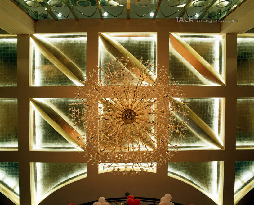 无人,栏杆,横图,室内,白天,仰视,聚会,奢侈,夜生活,照明,阴影,光线,影子,围栏,灯光,娱乐,护栏,吊灯,灯,灯具,休闲,放松,夜店,照亮,照明设备,夜总会,彩图,低角度拍摄,szzm1