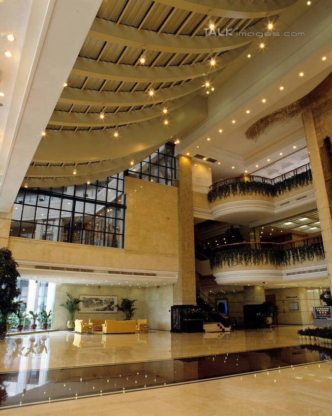 无人,前台,宾馆,竖图,室内,白天,仰视,植物,窗户,天花板,桌子,电梯,酒店,照明,阴影,光线,瓷砖,地砖,盆栽,影子,办公桌,电动扶梯,墙,灯光,盆景,地面,自动扶梯,运输工具,顶灯,玻璃窗,墙壁,墙面,灯,树,树木,绿色,白色,自然,灯具,服务台,生长,成长,旅社,照亮,照明设备,盆景树,盆栽树,彩图,低角度拍摄,客店,客栈,旅店,旅馆,帮助台,呼叫台,商旅,扶手电梯,升降设备,运输带,自动行人电梯,电扶梯,szzm1