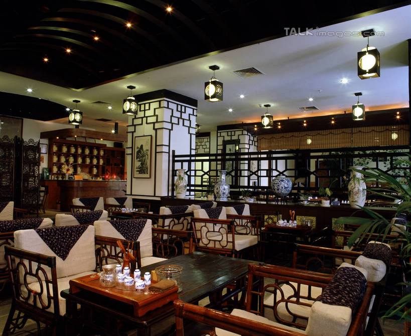 无人,栏杆,横图,室内,白天,正面,靠垫,沙发,天花板,桌子,照明,阴影,光线,木制,影子,墙,围栏,灯光,靠枕,茶几,茶楼,护栏,顶灯,墙壁,墙面,灯,木制品,灯具,垫子,枕头,茶馆,茶室,照亮,照明设备,布艺沙发,茶房,茶肆,彩图,szzm1