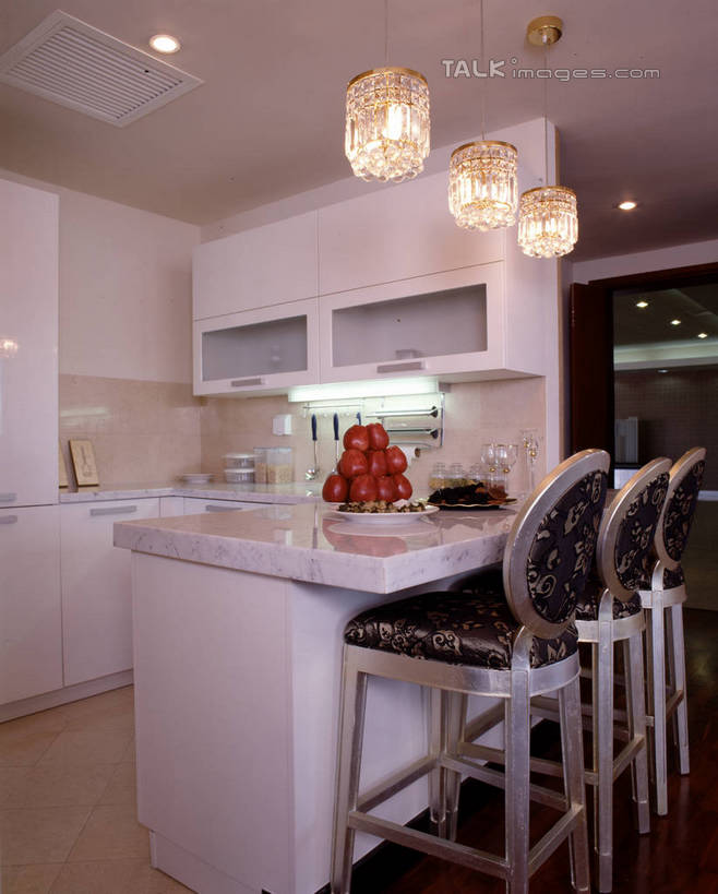 无人,家,竖图,室内,白天,正面,植物,别墅,餐桌,家具,天花板,装修,桌子,建筑,椅子,照明,欧式,阴影,装饰,光线,盆栽,影子,饭厅,房屋,墙,屋子,大理石,公寓,灯光,盆景,豪华,建设,现代,装潢,洋房,楼房,顶灯,墙壁,墙面,住宅,灯,绿色,白色,自然,灯具,室内装潢,生长,成长,餐台,样板房,明亮,照亮,舒适,家居装潢,照明设备,房屋设计,地中海风格,古典风格,简约风格,室内设计,宽敞,样板房装潢,大理石制品,设计,彩图,房子,szzm1