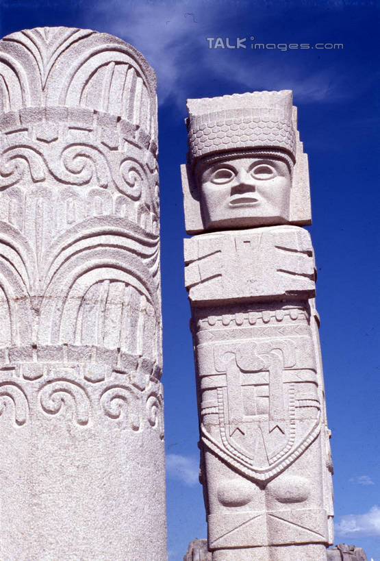 西方人,一个人,无人,站,竖图,室外,白天,正面,旅游,度假,名胜古迹,标志建筑,地标,建筑,雕塑,欧洲,欧洲人,仅一个男性,仅一个人,仅一个中年男性,阴影,花纹,遗迹,艺术,装饰,光线,雕刻,雕像,影子,云,云朵,云彩,注视,古迹,文物,娱乐,建设,古建筑,石雕,蓝色,白云,蓝天,天空,阳光,工艺品,天,观察,看,站着,享受,休闲,旅游胜地,放松,晴朗,观看,纪念,华丽,修饰,美术,点缀,察看,玛雅,关注,主题,陈列,古文明,功能,美学,衬托,美观,雅致,雅观,男人,男性,中年男性,白种人,晴空,站立,半身,彩图,szzm1