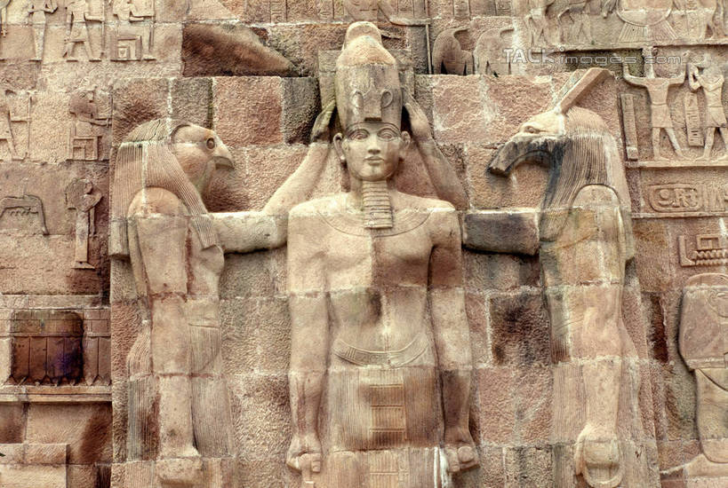 西方人,无人,三个人,站,横图,室外,白天,正面,民族服装,旅游,度假,名胜古迹,标志建筑,地标,建筑,雕塑,欧洲,欧洲人,阴影,神话,遗迹,艺术,装饰,光线,标志,雕刻,雕像,文字,影子,字符,字母,注视,古迹,文化,文物,娱乐,标识,建设,古建筑,石雕,阳光,工艺品,观察,看,站着,享受,休闲,旅游胜地,放松,观看,纪念,美术,察看,关注,主题,传说,陈列,阿努比斯,古文明,功能,美学,胡狼头神,丧葬之神,埃及神话,男人,男性,年轻男性,白种人,站立,半身,彩图,传统服装,民俗服,szzm1