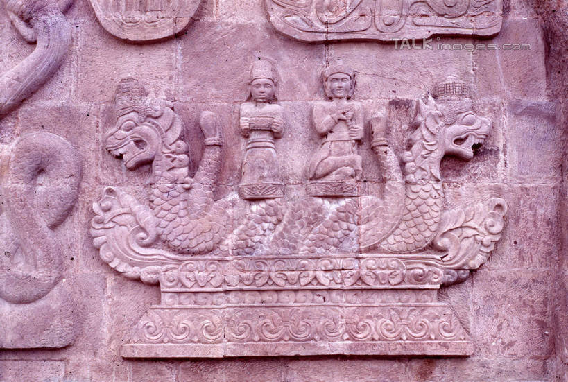 无人,两个人,站,横图,室外,白天,正面,民族服装,旅游,度假,绘画,成功,名胜古迹,标志建筑,地标,建筑,船,雕塑,阴影,节日,遗迹,艺术,装饰,光线,龙,雕刻,雕像,浮雕,影子,木船,注视,古迹,文化,文物,娱乐,建设,古建筑,阳光,工艺品,交通工具,观察,看,祈祷,站着,享受,休闲,健康,旅游胜地,放松,许愿,宗教,龙舟,信仰,观看,纪念,祈求,美术,察看,舟,高贵,关注,载具,主题,图腾,传说,陈列,古文明,功能,美学,祥瑞,灵兽,权势,尊荣,平安,幸运,男人,男性,年轻男性,画画,站立,彩图,全身,传统服装,民俗服,szzm1