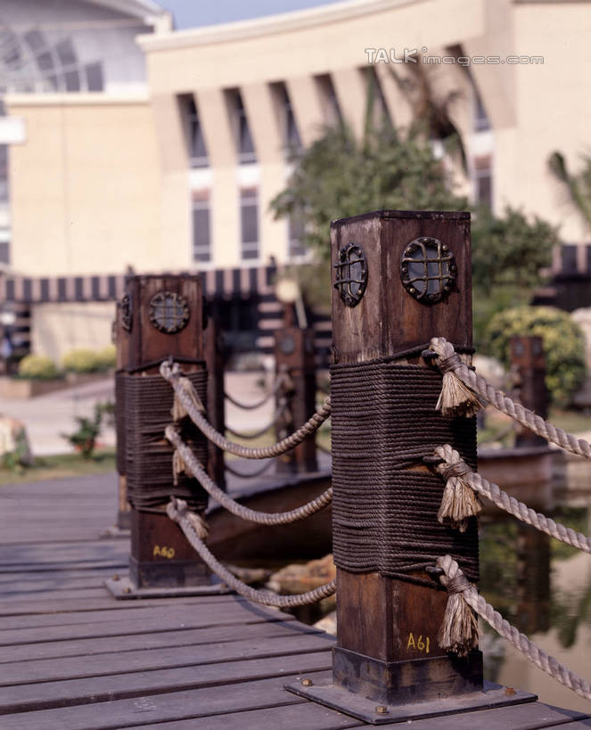 无人,家,栏杆,竖图,室外,白天,正面,度假,河流,美景,水,城市风光,城市,阴影,光线,木板,影子,房屋,亭子,屋子,河水,景观,水流,公寓,围栏,桥,木桥,娱乐,洋房,护栏,楼房,住宅,栈桥,蓝色,蓝天,天空,阳光,凉亭,天,享受,休闲,景色,放松,晴朗,人行桥,木板桥,万里无云,晴空,晴空万里,彩图,房子,szzm1