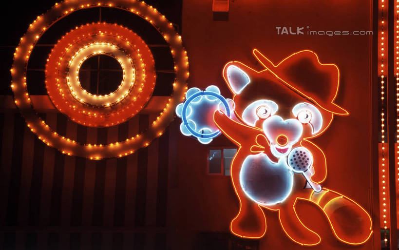 无人,站,举,横图,彩色,室外,夜晚,仰视,聚会,度假,奢侈,夜生活,美景,城市风光,城市,霓虹灯,夜景,野生动物,帽子,上海,中国,亚洲,阴影,光线,圆形,壁灯,图形,影子,圆,景观,灯光,七彩,几何,注视,礼帽,娱乐,光源,霓虹,灯,一只,动物,南京路,观察,看,托,站着,享受,休闲,景色,放松,南京路步行街,观看,夜店,申,察看,照明设备,关注,数学,狸猫,夜总会,凶猛,黄浦区,东亚,上海市,中华人民共和国,沪,华东地区,氖灯,一顶,豹猫,麻狸,山狸,石虎,铜钱猫,残暴,凶残,举起,举手,举着,向上举,向上伸,向上托,站立,彩图,低角度拍摄,全身,几何图形,平面图形,szzm1