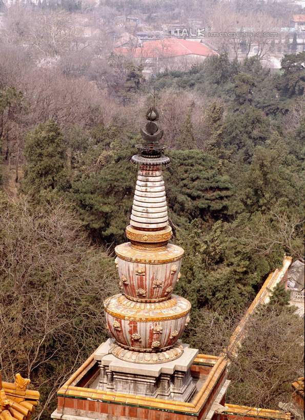 无人,竖图,俯视,室外,白天,旅游,度假,名胜古迹,山,山脉,树林,植物,标志建筑,地标,建筑,北京,中国,亚洲,阴影,遗迹,光线,影子,山峰,塔,山峦,首都,古迹,文物,娱乐,建设,古建筑,宝塔,佛塔,树,树木,绿色,阳光,自然,群山,享受,休闲,旅游胜地,放松,生长,成长,古文明,舍利塔,东亚,中华人民共和国,北京市,京,北平,华北地区,浮图,浮屠,彩图,高角度拍摄,塔婆,浮图塔,浮头,佛图,szzm1