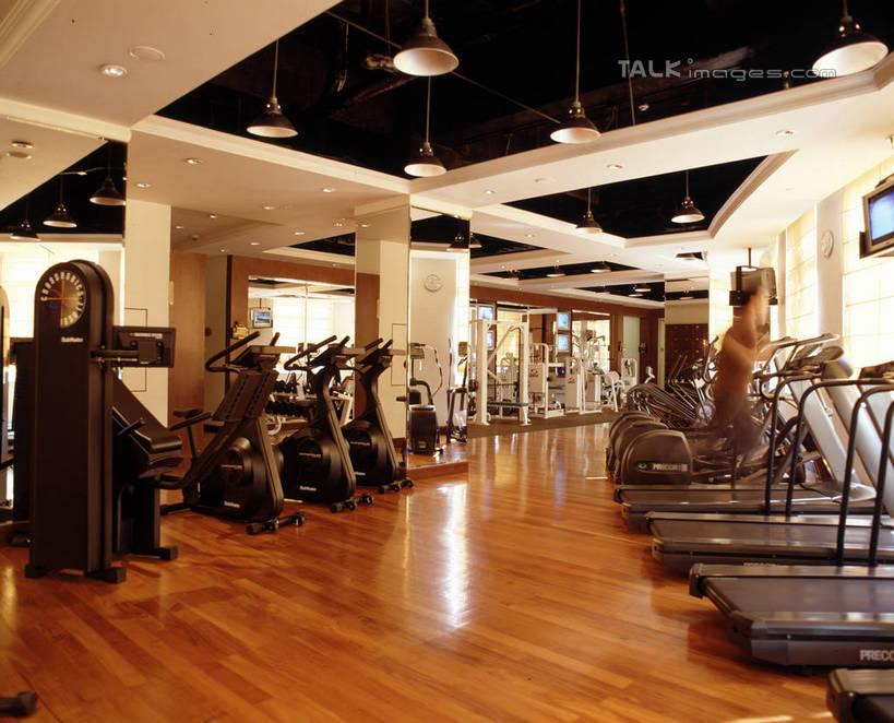 无人,健身房,横图,室内,白天,正面,地板,天花板,照明,一排,许多,阴影,整齐,并列,并排,光线,影子,灯光,地面,很多,运动器械,吊灯,木地板,灯,排列,灯具,健身器械,照亮,照明设备,队列,健身器材,平行,彩图,健身馆,运动器材,跑步机,szzm1