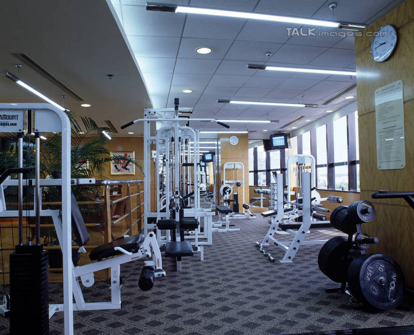 无人,健身房,横图,室内,白天,正面,锻炼,运动,天花板,照明,一排,许多,阴影,整齐,并列,并排,光线,影子,灯光,很多,顶灯,灯,排列,灯具,照亮,照明设备,队列,平行,举重机,举重床,体育,彩图,健身,健身馆,szzm1