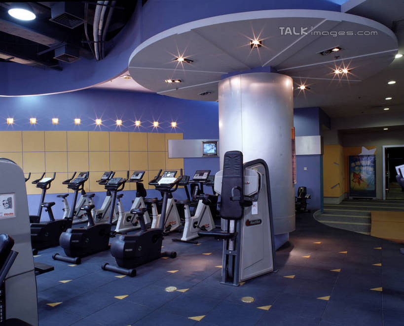 无人,健身房,横图,室内,白天,正面,天花板,照明,一排,许多,阴影,整齐,并列,并排,光线,影子,灯光,很多,运动器械,顶灯,灯,排列,灯具,健身器械,照亮,照明设备,队列,健身器材,平行,彩图,健身馆,运动器材,跑步机,szzm1