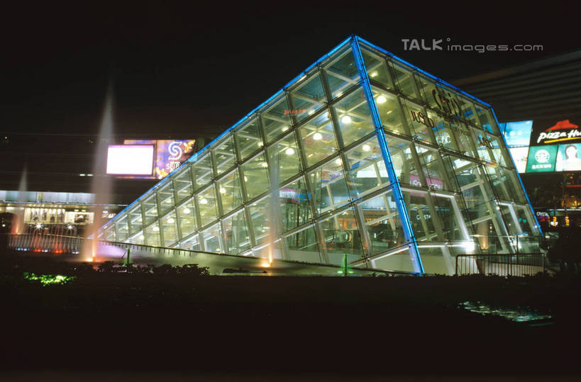 无人,广场,横图,室外,夜晚,仰视,旅游,度假,窗户,标志建筑,地标,建筑,喷泉,夜景,深圳,中国,亚洲,阴影,光线,影子,景观,灯光,文化,娱乐,建设,玻璃窗,品味,享受,休闲,旅游胜地,放松,水景,中信城市广场,东亚,广东,鹏城,广东省,中信广场,中华人民共和国,华南地区,粤,美观,深圳市,设计,彩图,低角度拍摄,szzm1