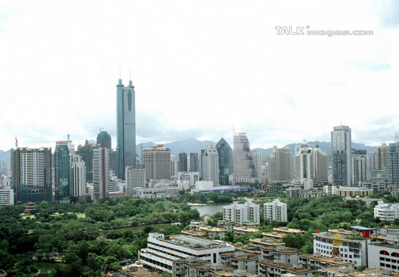 无人,高楼大厦,横图,全景,俯视,室外,白天,度假,美景,天际线,植物,城市风光,标志建筑,城市,大厦,地标,建筑,摩天大楼,深圳,中国,亚洲,阴影,光线,影子,景观,云,云朵,建筑群,云彩,娱乐,建设,树,树木,蓝色,绿色,白云,蓝天,天空,阳光,自然,天,享受,休闲,景色,放松,生长,晴朗,成长,地王大厦,东亚,广东,鹏城,广东省,中华人民共和国,华南地区,粤,深圳市,晴空,彩图,高角度拍摄,大楼,高层建筑,高楼,摩天楼,信兴广场,szzm1