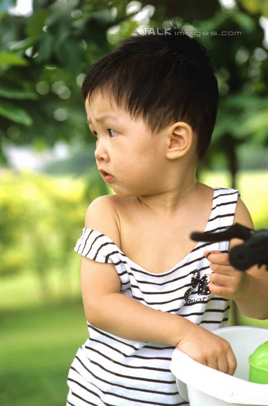 东方人,儿童,一个人,站,竖图,室外,白天,正面,纯洁,草地,草坪,植物,自行车,亚洲,仅一个男性,仅一个人,一辆,握,服装,朦胧,模糊,背心,扭头,注视,黄种人,车,脚踏车,草,树,树木,小孩,衣服,绿色,自然,交通工具,观察,看,站着,转头,仅一个小孩,可爱,童年,童趣,握着,服饰,生长,成长,观看,察看,衣着,穿着,关注,载具,儿童车,童真,烂漫,无邪,衣饰,儿童自行车,天真,男孩,男人,男性,亚洲人,孩子,站立,半身,彩图,男生,szzm1