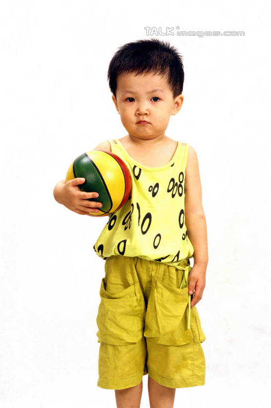 东方人,儿童,一个人,站,竖图,室内,白天,正面,游戏,纯洁,玩具,亚洲,仅一个男性,仅一个人,握,灰色背景,服装,背心,拿,玩,拿着,注视,黄种人,娱乐,一个,小孩,衣服,黄色,观察,看,站着,仅一个小孩,休闲,橡胶,可爱,童年,童趣,益智,握着,摄影,服饰,皮球,影棚,单个,观看,活动,察看,衣着,穿着,发泄,关注,消遣,智力,童真,橡胶制品,烂漫,无邪,宣泄,衣饰,空心球,天真,男孩,男人,男性,亚洲人,孩子,玩耍,嬉戏,站立,半身,彩图,影棚拍摄,拍摄,男生,szzm1